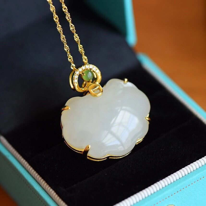 Romantic Gold Necklace for Special Moments