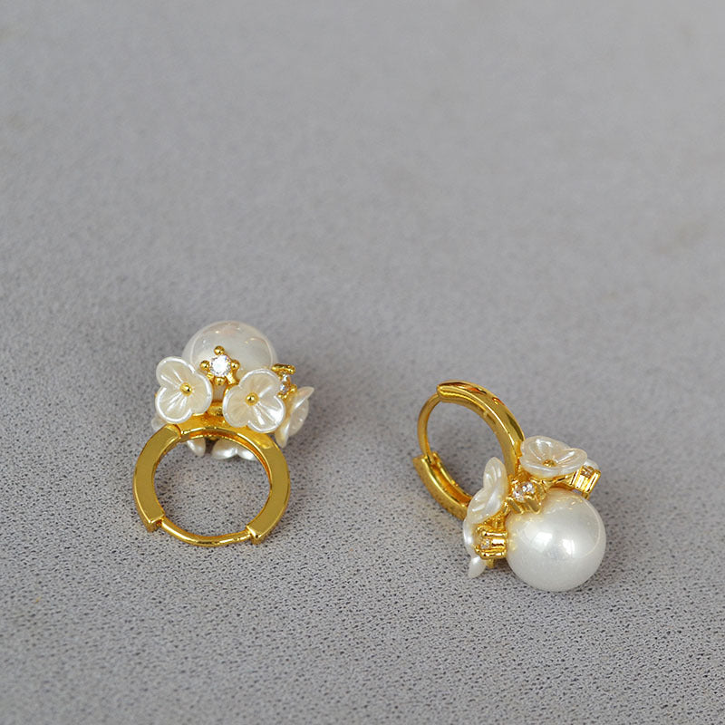 Charming Gold Earring for Any Occasion