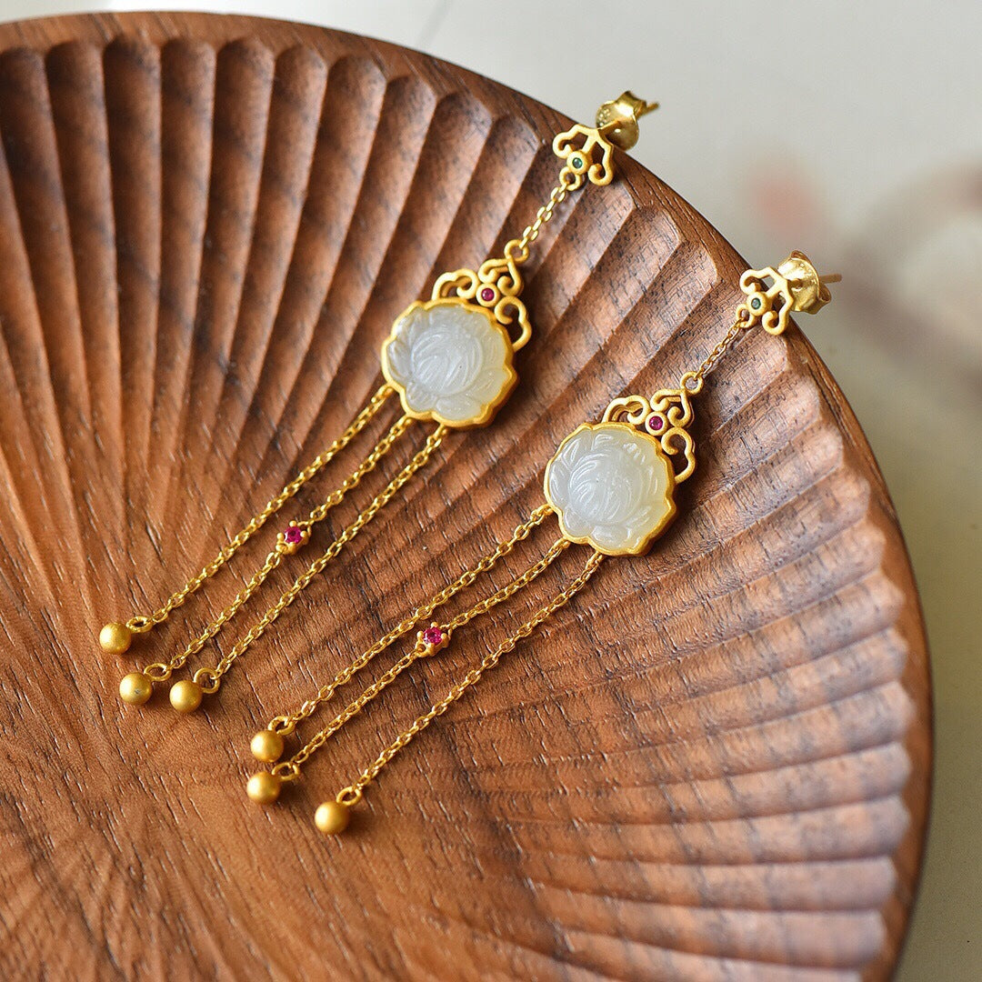 Classic Silver Pendant with Timeless Appeal