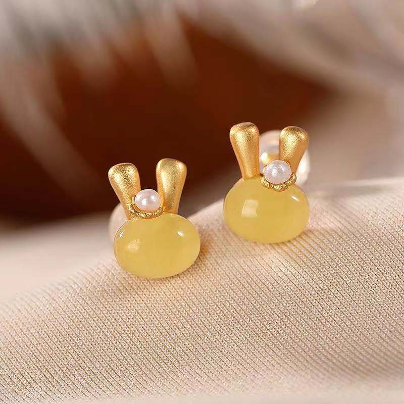Classic Gold Earring with Timeless Appeal