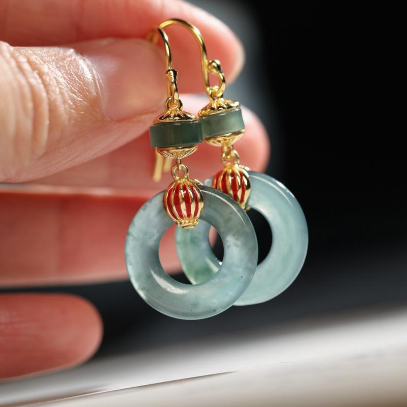 Charming Gold Earring for Any Occasion