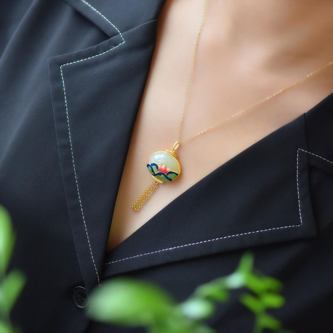 Classic Silver Necklace with Timeless Appeal
