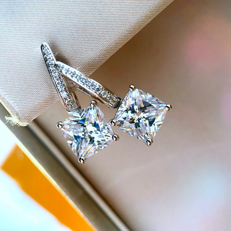 Charming Earring for Any Occasion