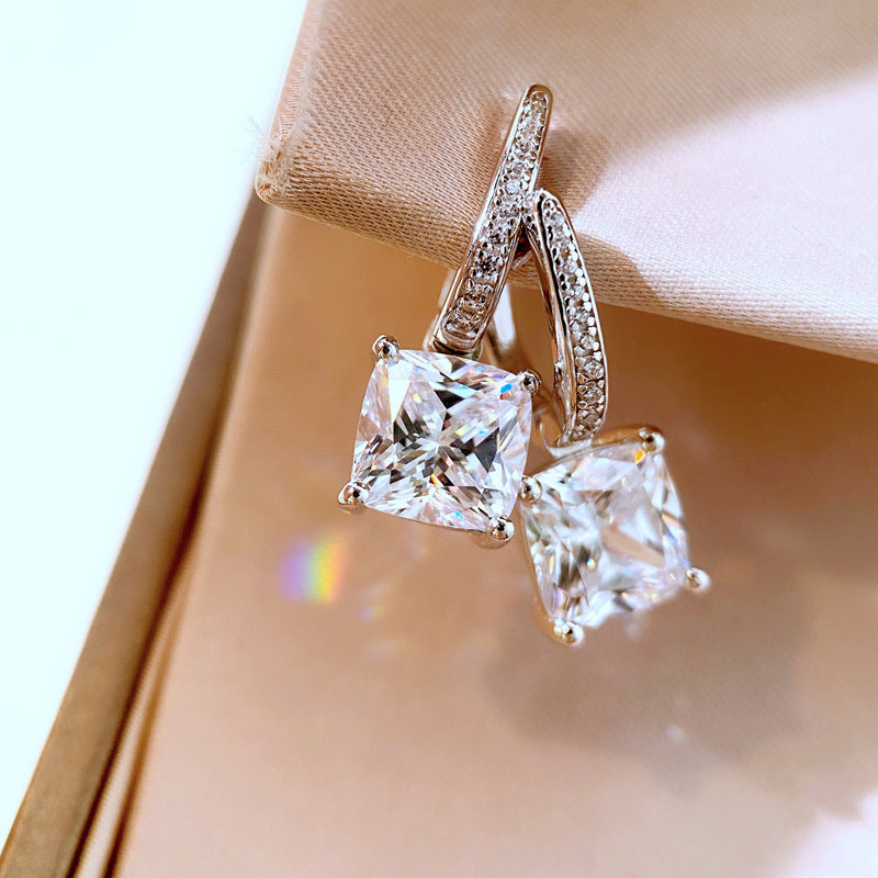 Charming Earring for Any Occasion