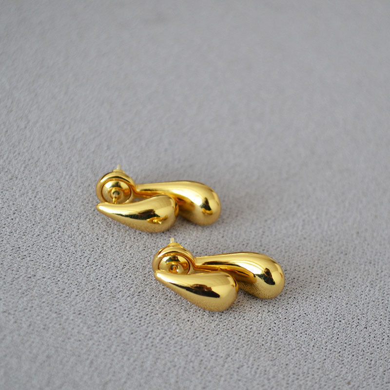 Classic Gold Earring with Timeless Appeal