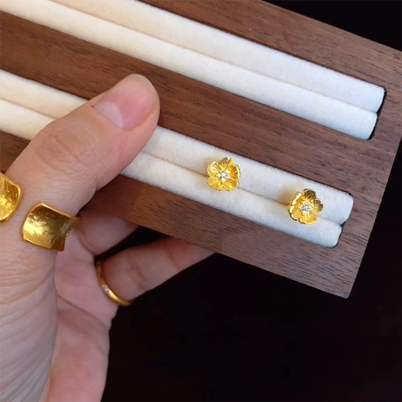 Classic Gold Earring with Timeless Appeal