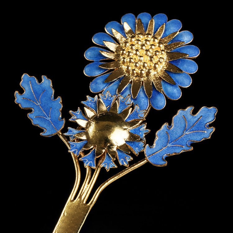 Charming Gold Piece for Any Occasion