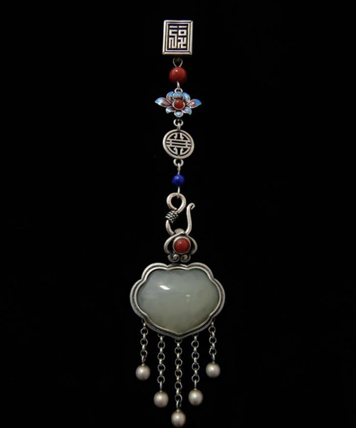 Charming Silver Pendant for Any Occasion