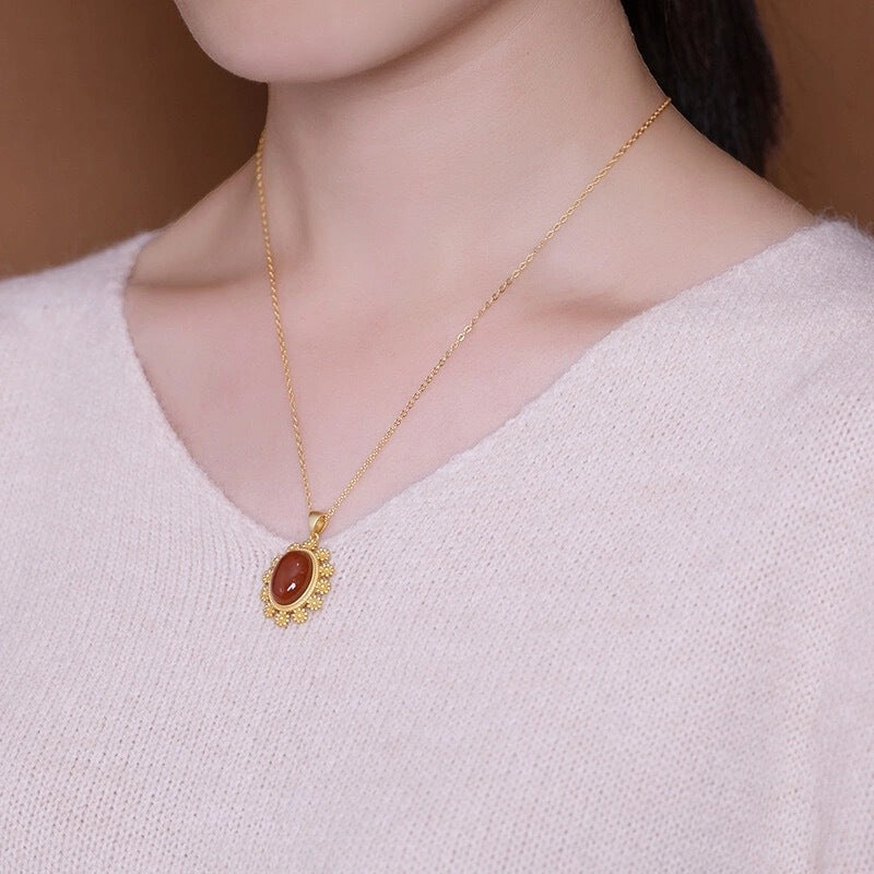 Classic Gold Pendant with Timeless Appeal