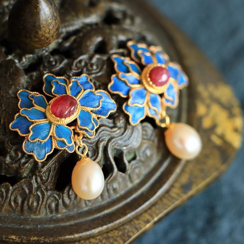 Charming Gold Earring for Any Occasion
