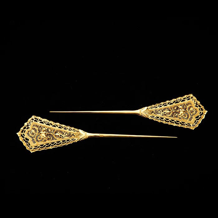 Elegant Gold Piece for Every Occasion