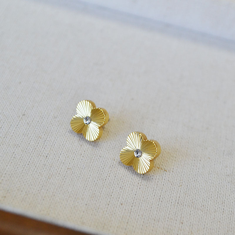 Romantic Gold Earring for Special Moments