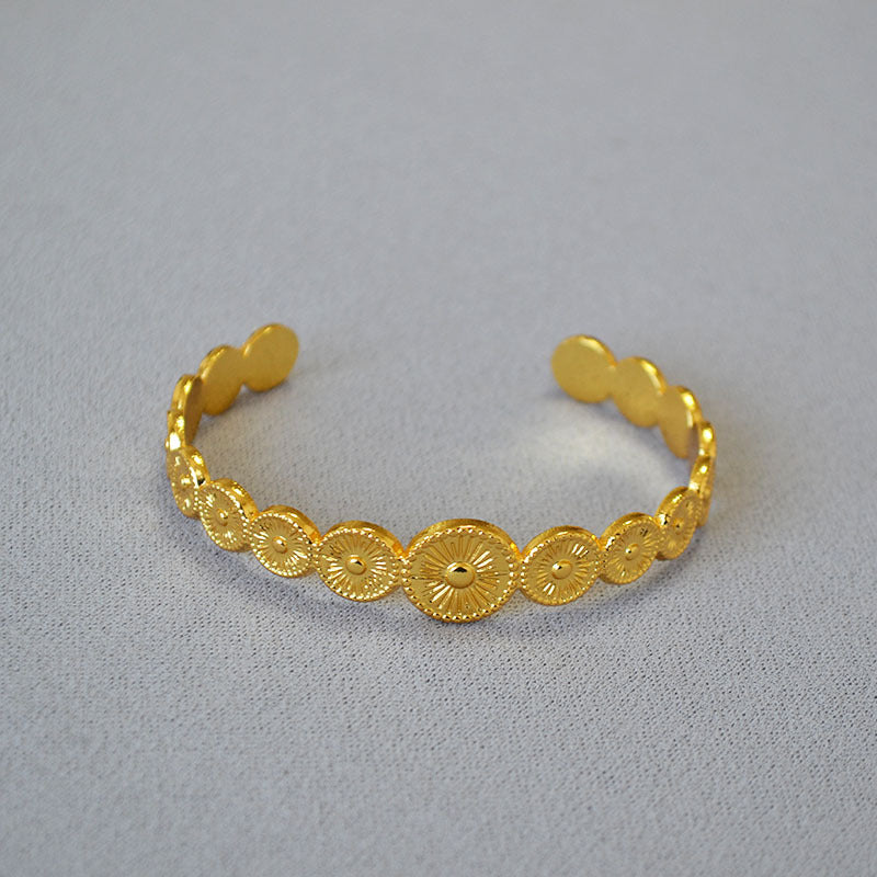 Classic Gold Bracelet with Timeless Appeal