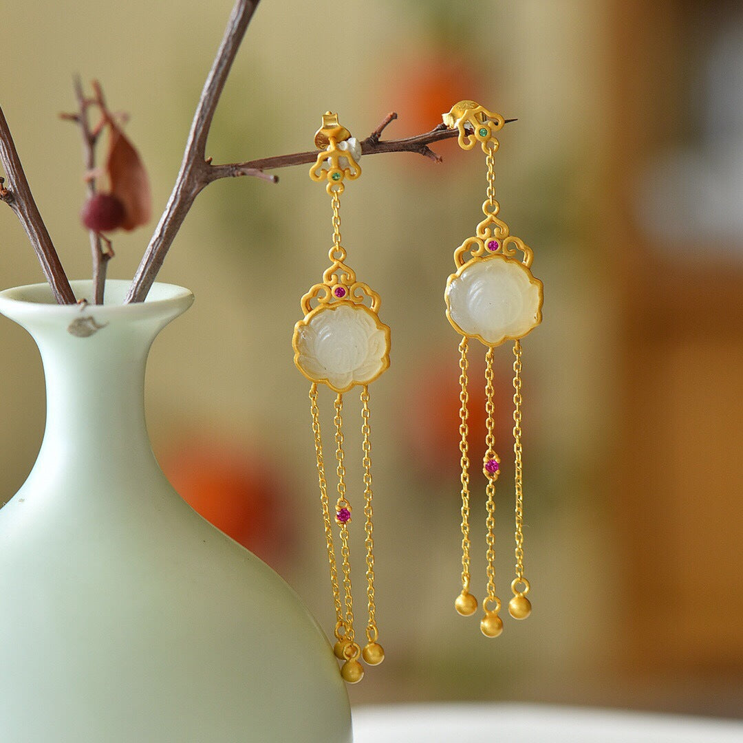 Classic Silver Pendant with Timeless Appeal
