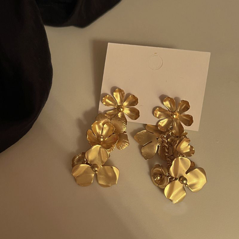 Classic Gold Earring with Timeless Appeal