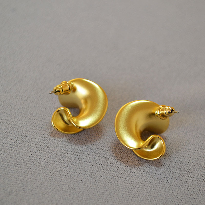 Romantic Gold Earring for Special Moments