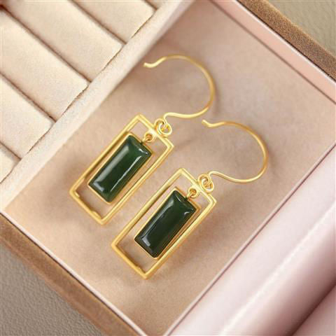 Charming Gold Earring for Any Occasion