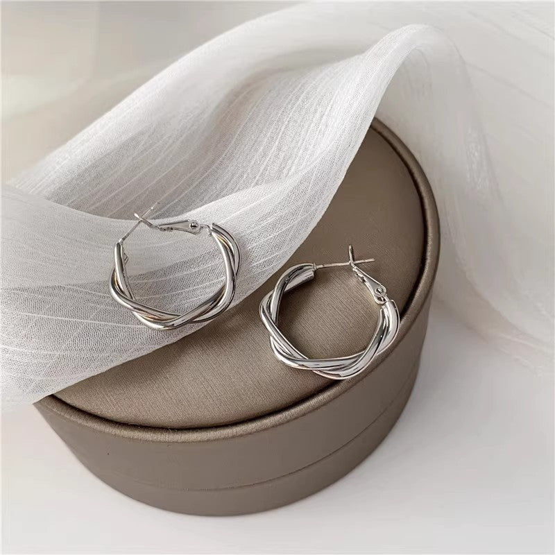 Charming Silver Earring for Any Occasion
