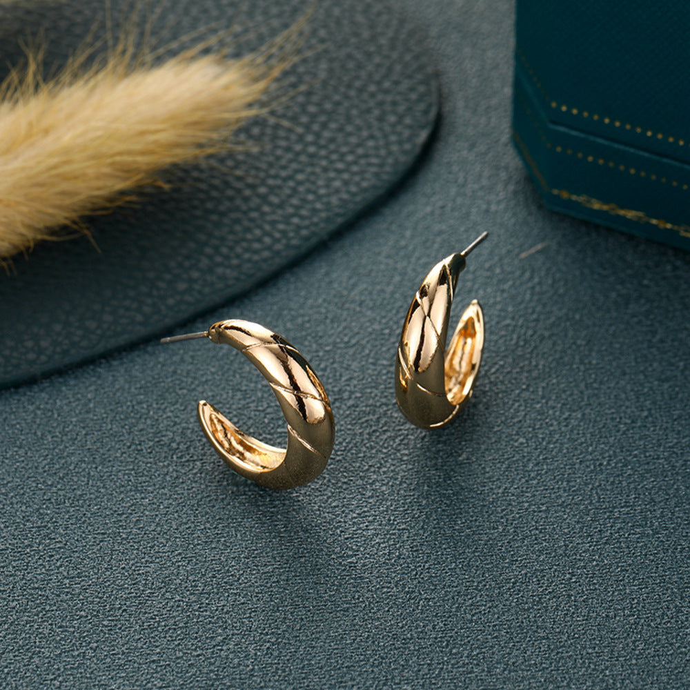 Classic Gold Earring with Timeless Appeal