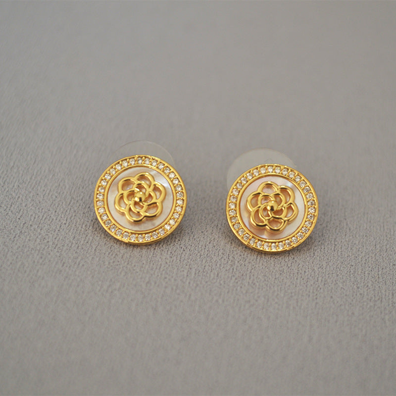 Classic Gold Earring with Timeless Appeal