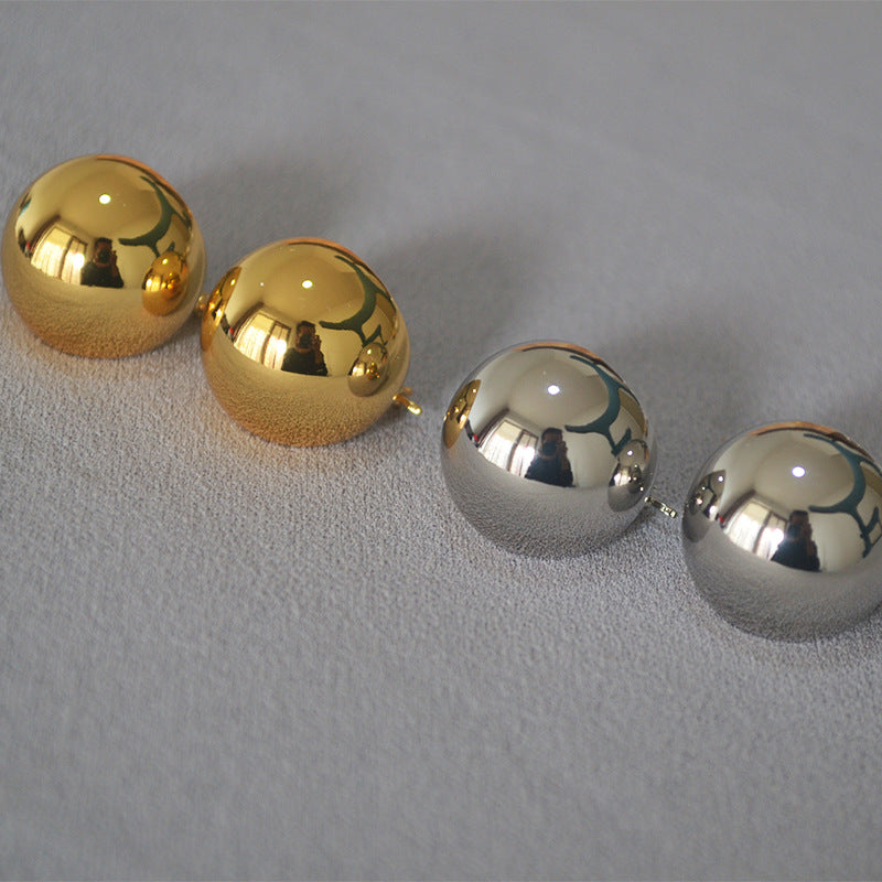 Classic Gold Earring with Timeless Appeal