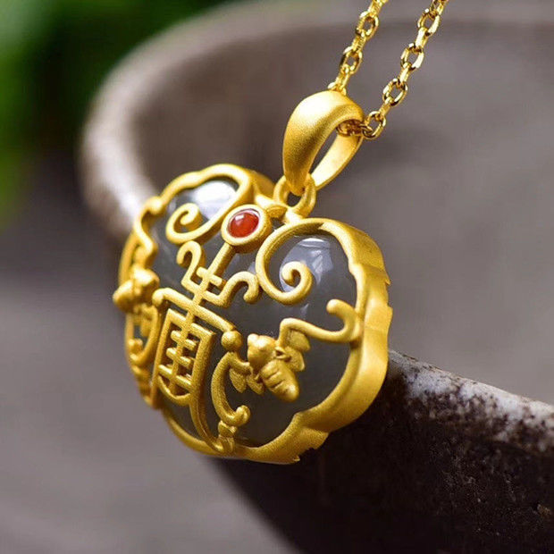 Charming Gold Pendant for Any Occasion