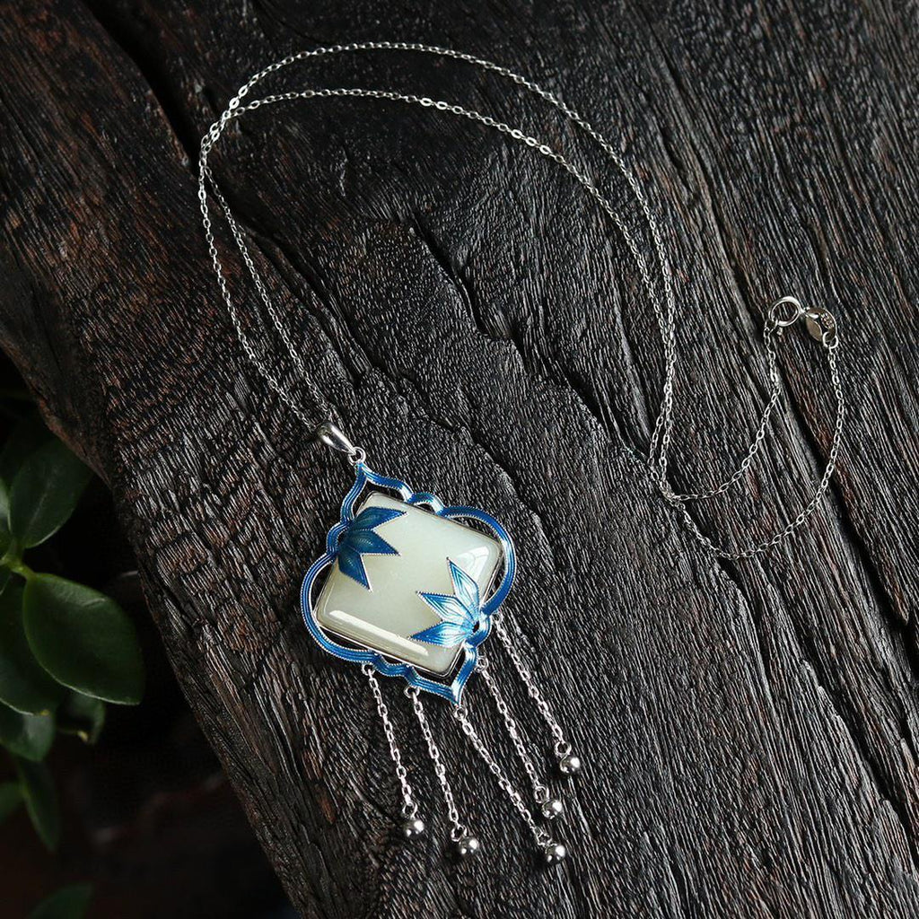 Classic Silver Pendant with Timeless Appeal