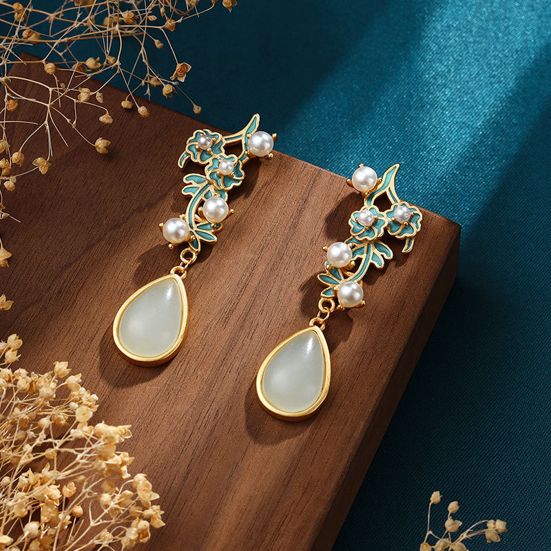 Classic Gold Earring with Timeless Appeal