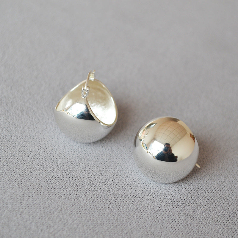 Classic Gold Earring with Timeless Appeal