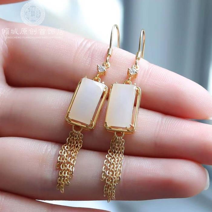 Classic Gold Earring with Timeless Appeal