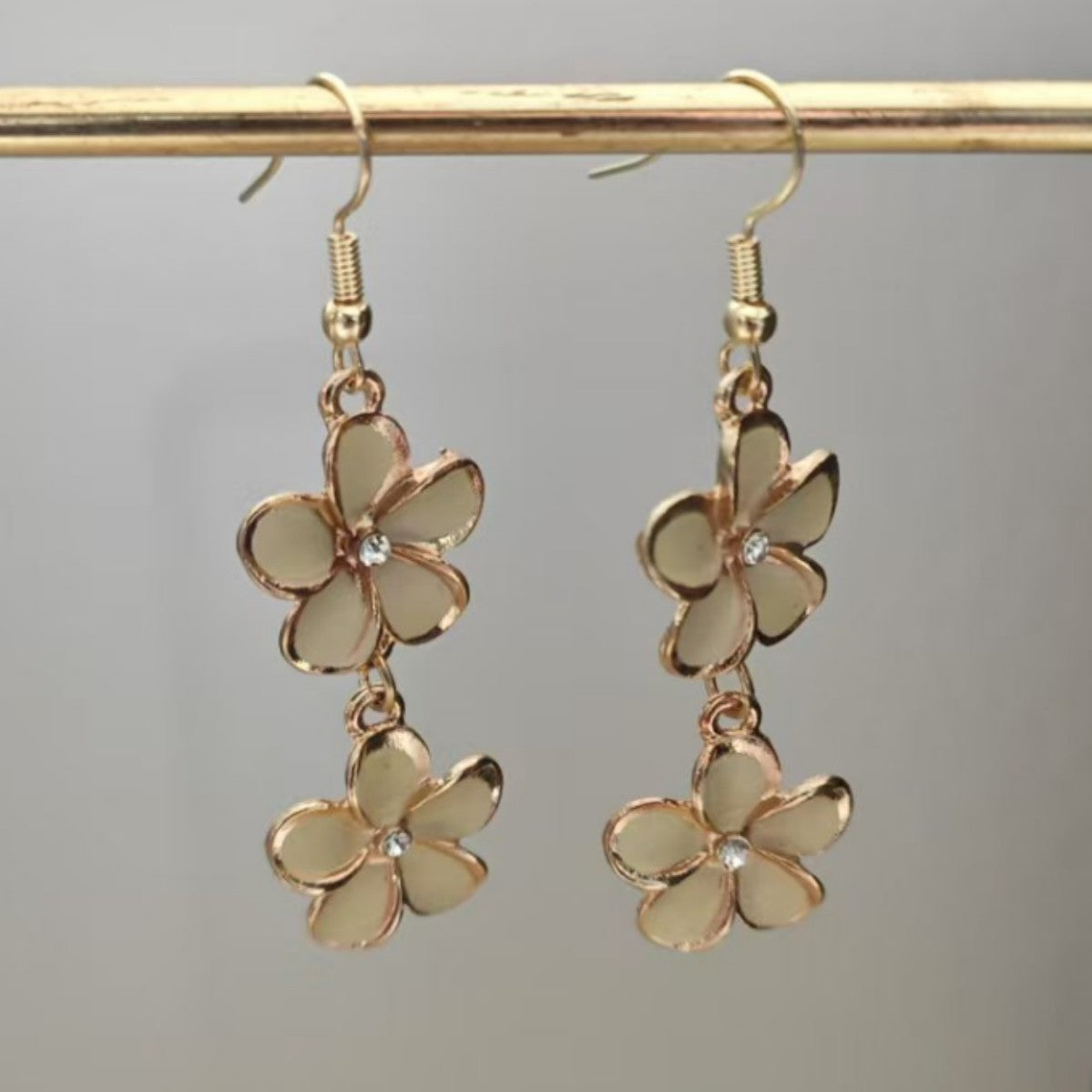 Classic Gold Earring with Timeless Appeal