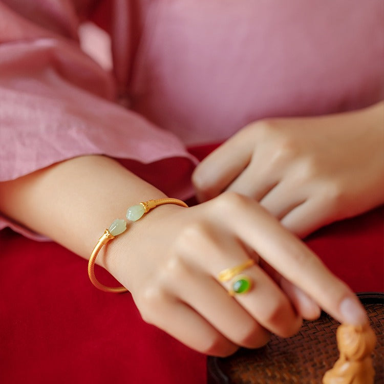 Romantic Gold Bracelet for Special Moments