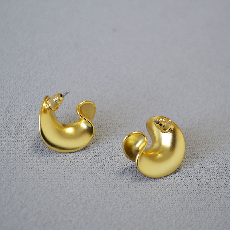 Romantic Gold Earring for Special Moments