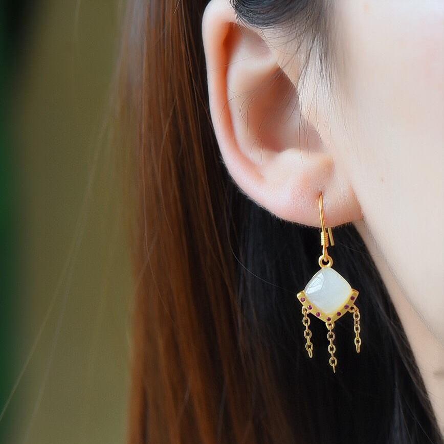 Charming Gold Earring for Any Occasion