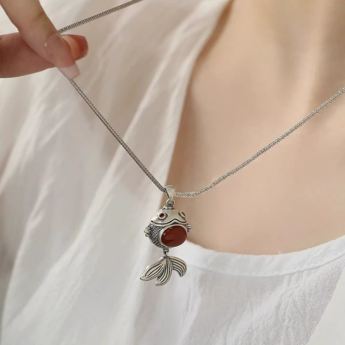 Romantic Silver Necklace for Special Moments