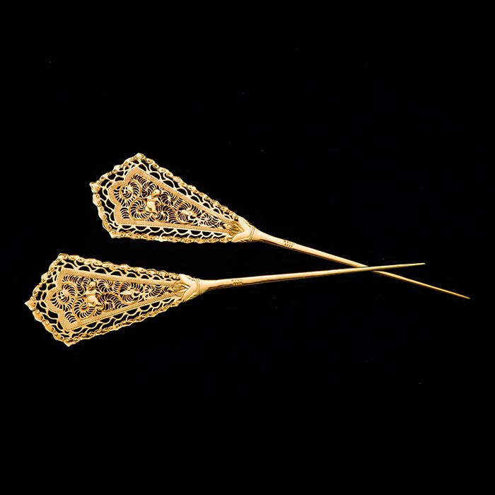 Elegant Gold Piece for Every Occasion