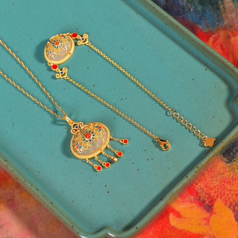 Beautiful Gold Set with Unique Style