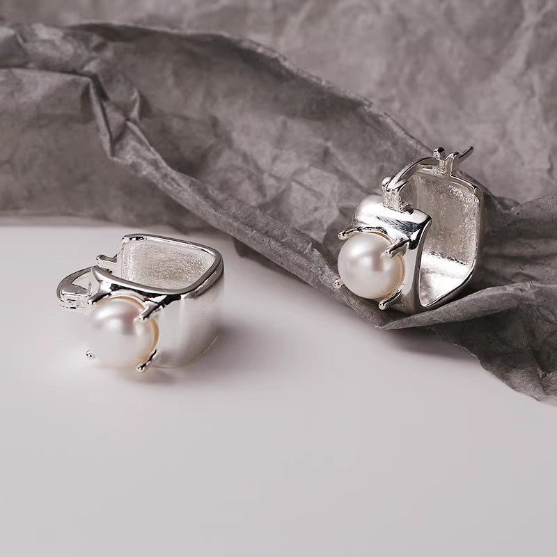 Classic Pearl Earring with Timeless Appeal