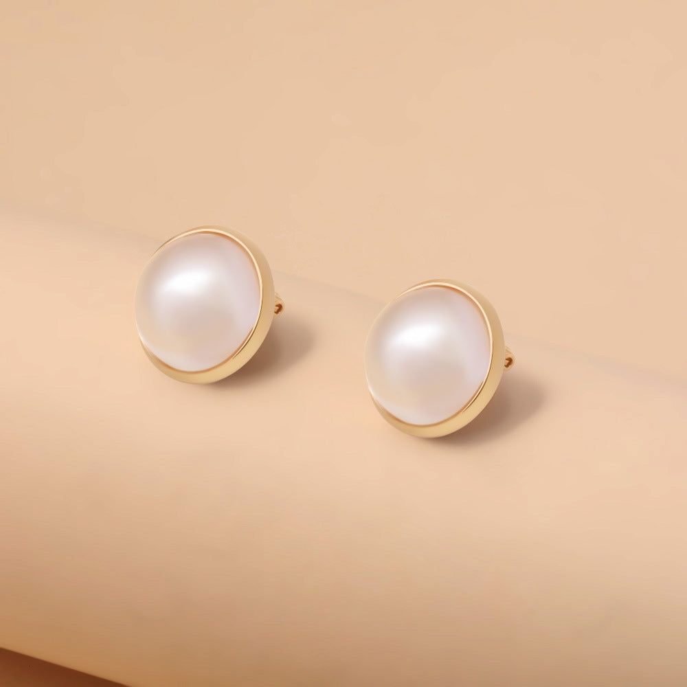 Charming Gold Earring for Any Occasion