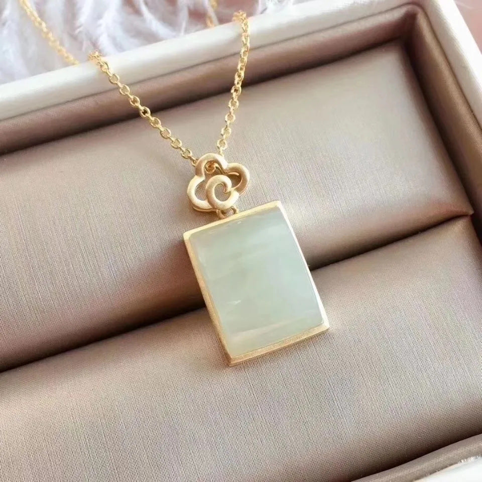 Classic Silver Necklace with Timeless Appeal