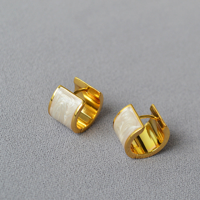 Classic Gold Earring with Timeless Appeal