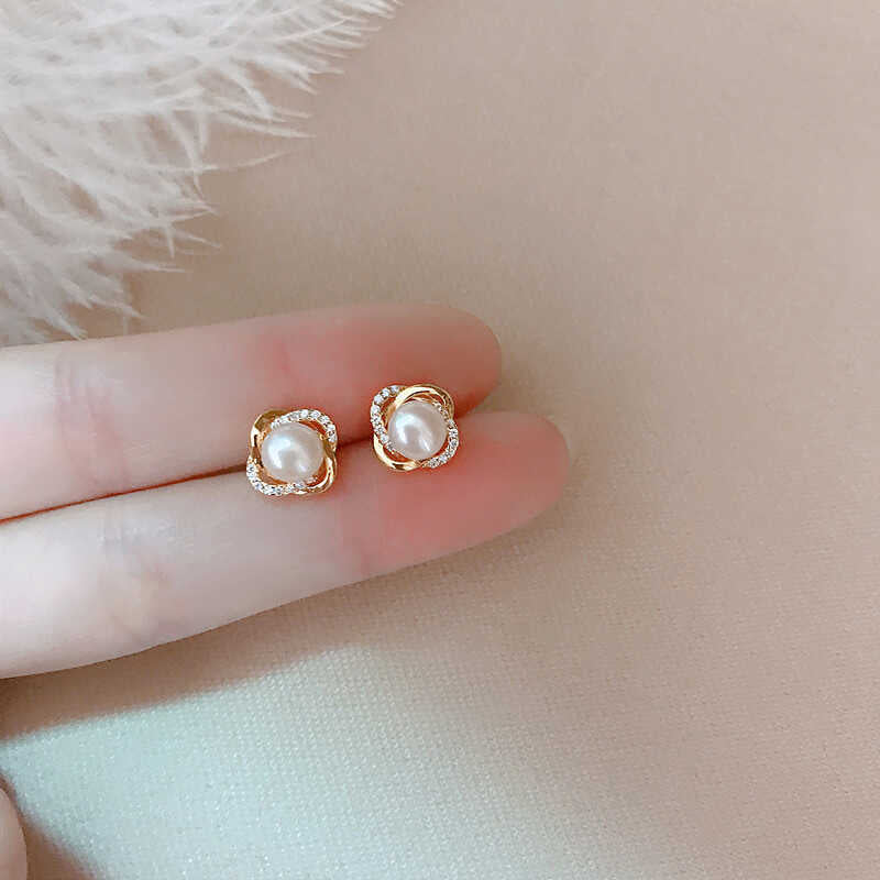 Stunning Pearl Earring for Daily Wear
