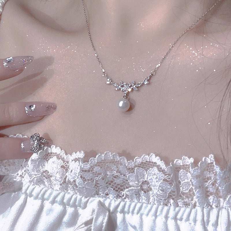 Beautiful Pearl Necklace with Unique Style
