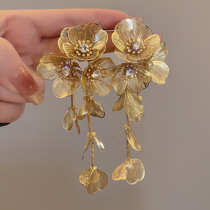 Beautiful Gold Earring with Unique Style