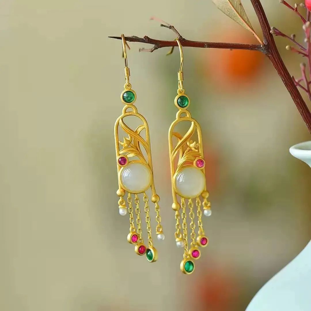 Classic Gold Earring with Timeless Appeal