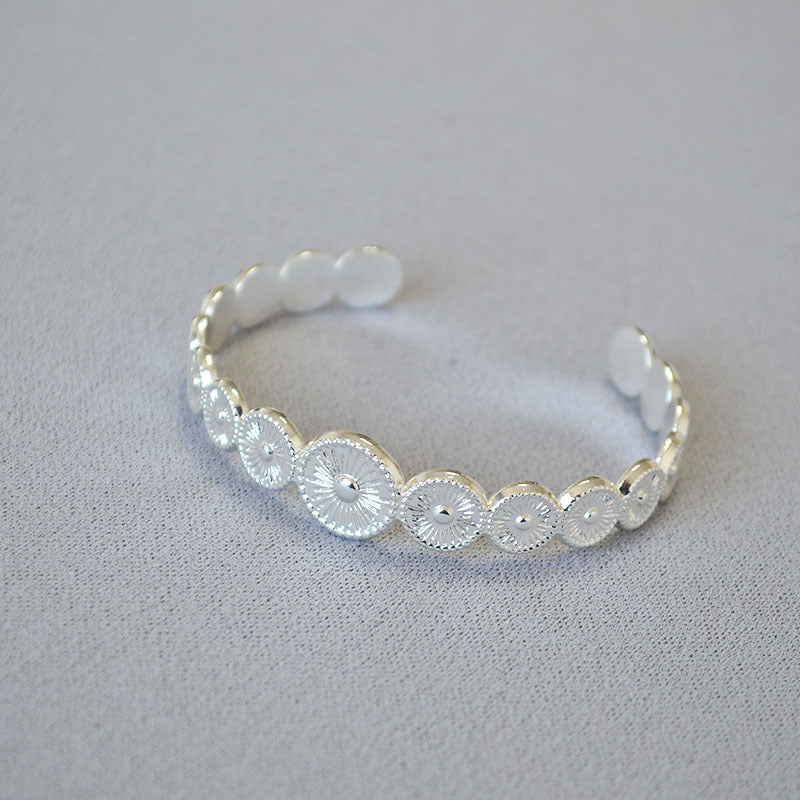Classic Gold Bracelet with Timeless Appeal