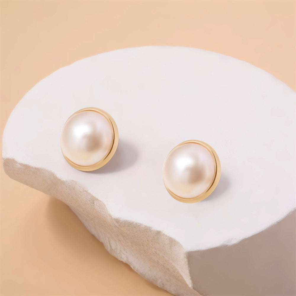 Charming Gold Earring for Any Occasion