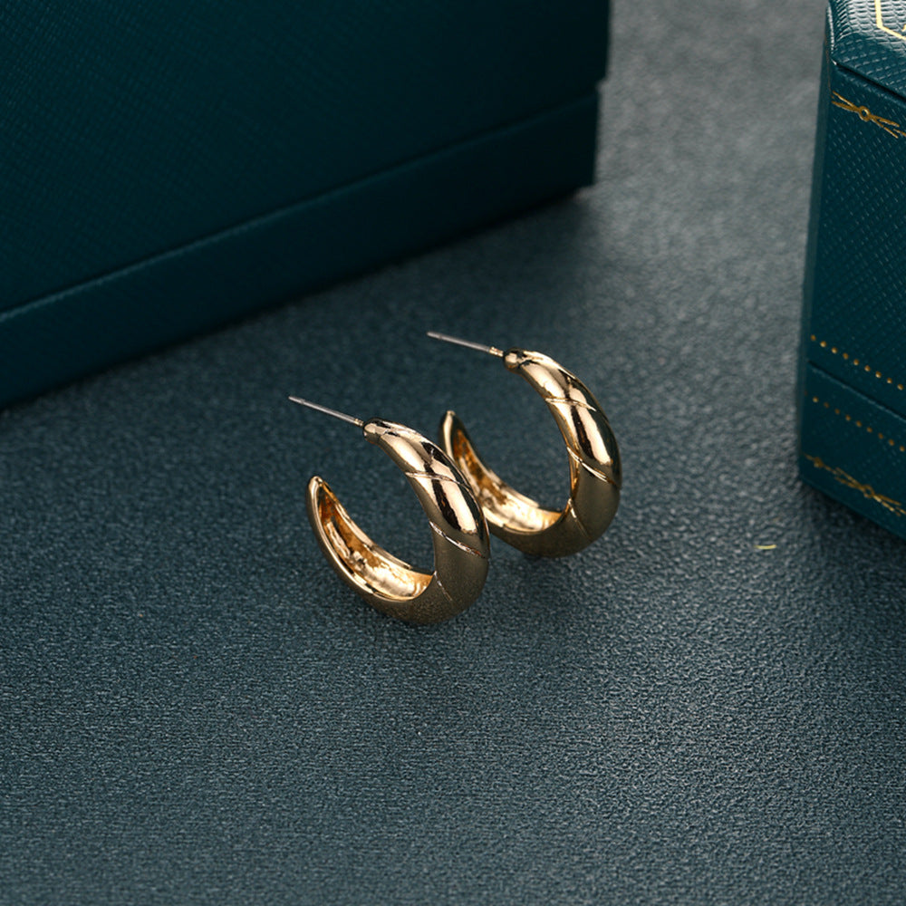 Classic Gold Earring with Timeless Appeal