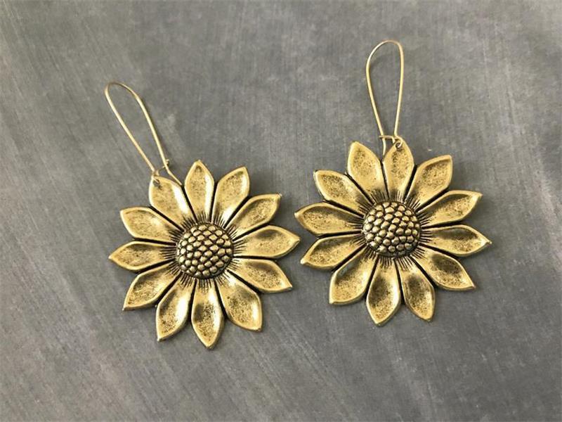 Romantic Gold Earring for Special Moments