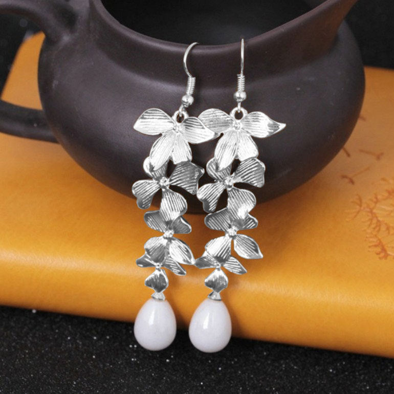 Charming Gold Earring for Any Occasion